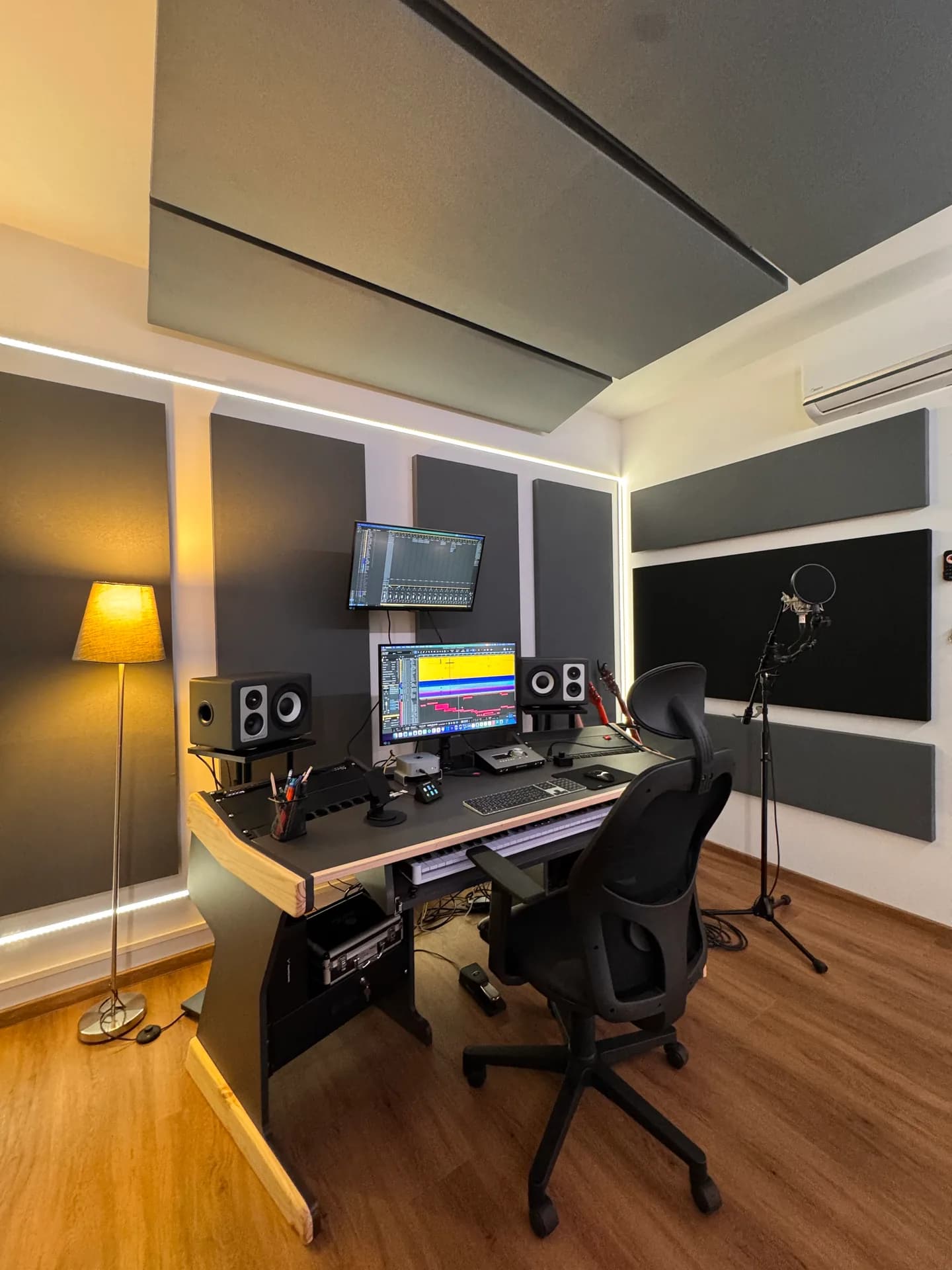 Dettaglio del setup di ripresa microfonica nello studio di registrazione a Napoli