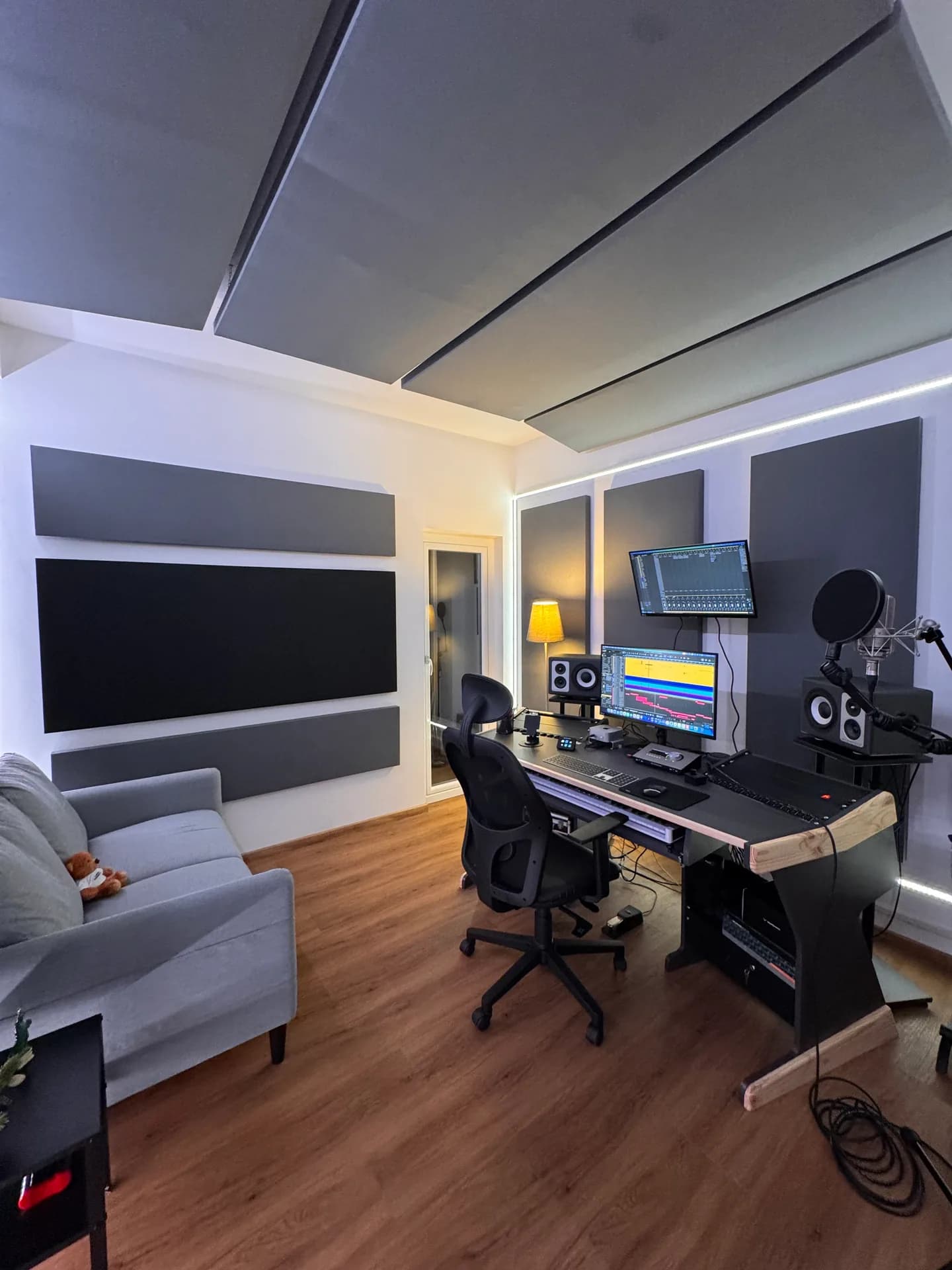 Sala di regia e apparecchiature dello studio di registrazione a Napoli